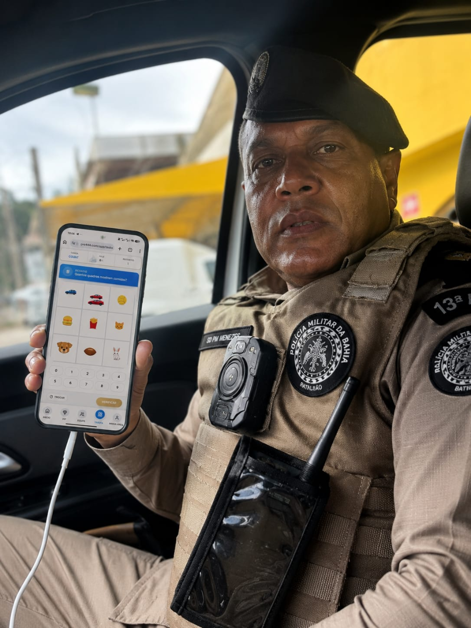 Sd. PM Menezes usando o app da GRE