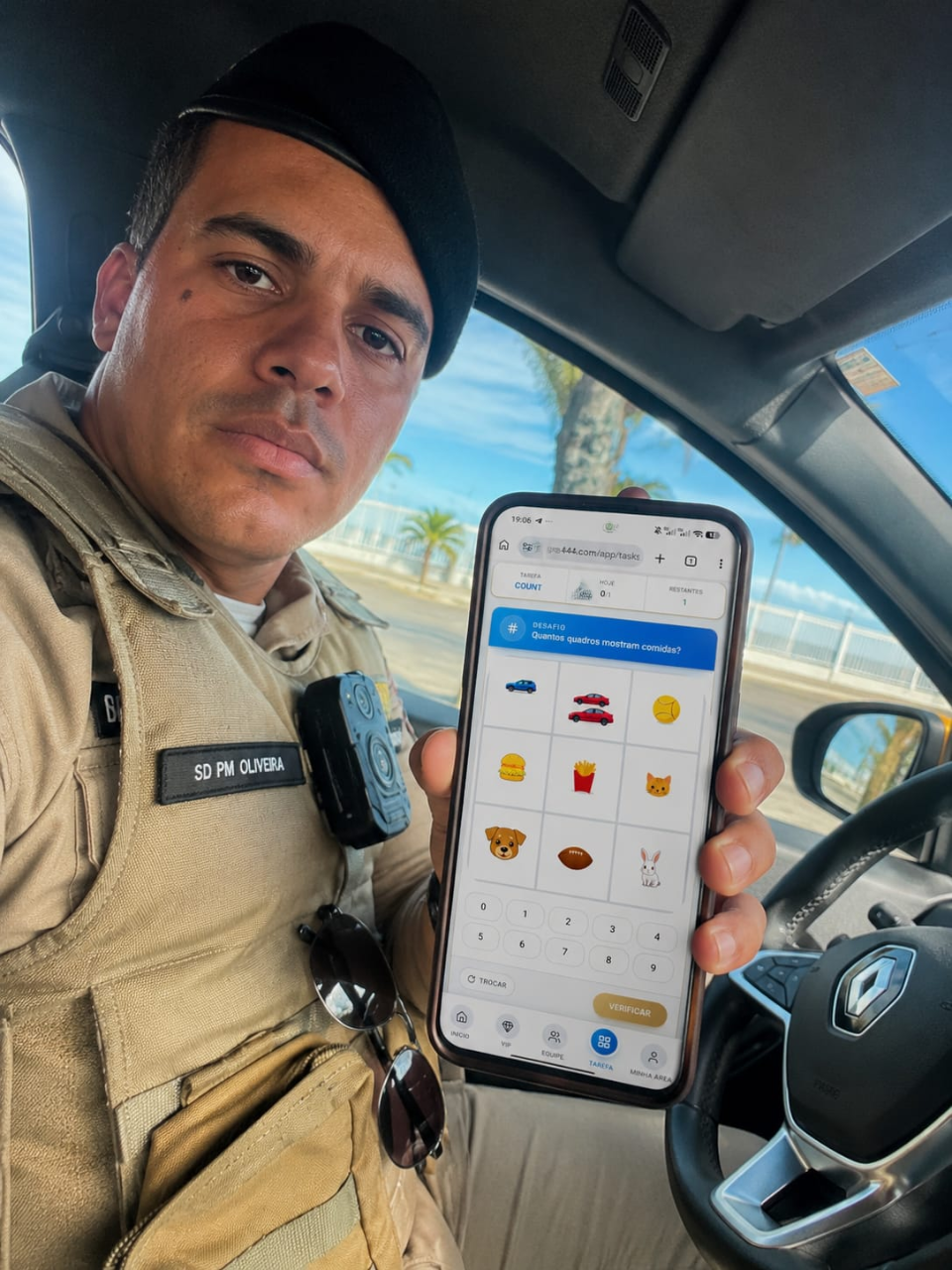 Sd. PM Oliveira usando o app da GRE
